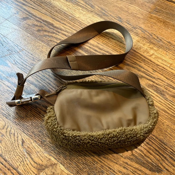 Lululemon Everywhere Brown Sherpa Belt Bag - Picture 4 of 5
